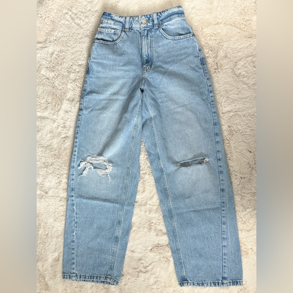 GARAGE High-waisted wide leg blue jeans with rips at the knees #streetwear